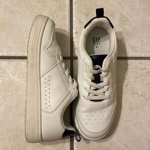 🩵 Gap kids gently used navy and white sneakers